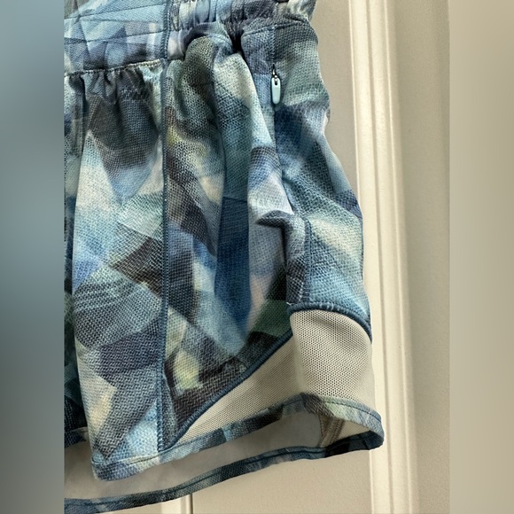 Lululemon Hotty Hot Shorts - Picture 3 of 6